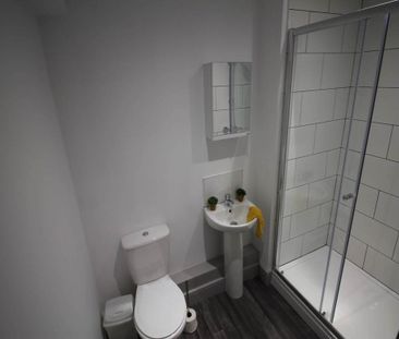 3 bedroom flat to rent - Photo 4