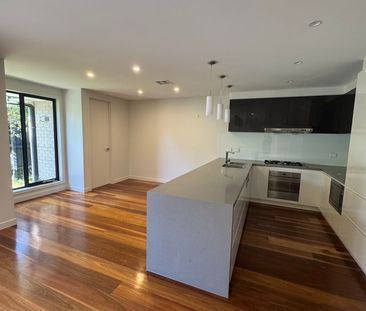 Stylish 3-Bedroom Townhouse in Prime Box Hill Location! - Photo 6