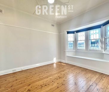 Stylish Living Meets Everyday Comfort in a Light-Filled Home - Photo 1