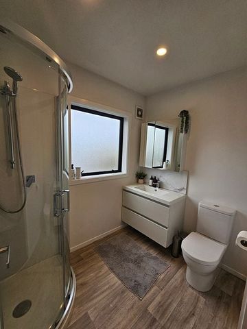 AVAILABLE NOW, sunny, warm, 3 bed modern living - Photo 4