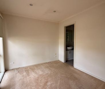 Spacious Family Townhouse - Photo 3