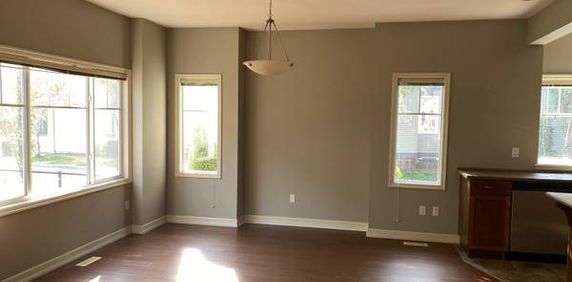 3 BED 2.5 BATHS - HOUSE - Photo 2