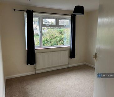 4 bedroom semi-detached house to rent - Photo 3