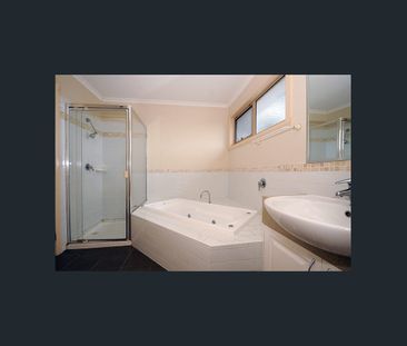 Spacious & Light Filled 3 Bedroom Townhouse - Photo 6