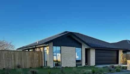 Sunny 4 Bedroom/2 bathroom Home - Photo 2