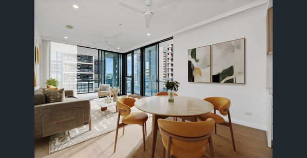 IN THE HEART OF SOUTH BRISBANE MORDEN 3 BEDROOMS FURNISHED APARTMENT - Photo 1