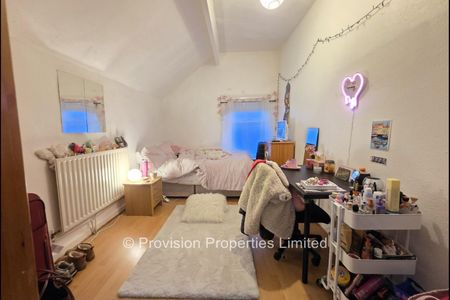6 Bedroom Student Accommodation Leeds - Photo 2