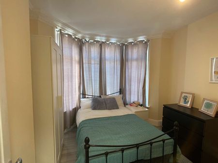 Lovely 6 bedroom professional house share - Photo 4