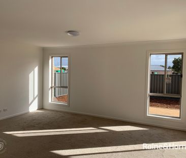 Modern 4 Bedroom Home Close to Parks - Photo 2