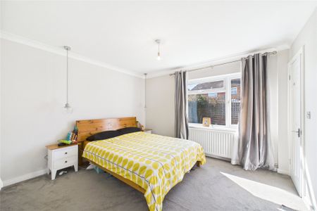 3 bedroom Bungalow in Ray Lea Road, Maidenhead - Photo 5