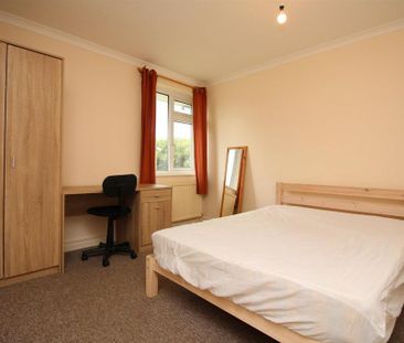 4 bedroom semi-detached house to rent - Photo 4