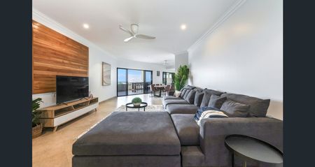 EXECUTIVE THREE-BEDROOM APARTMENT WITH OCEAN VIEWS - Photo 2