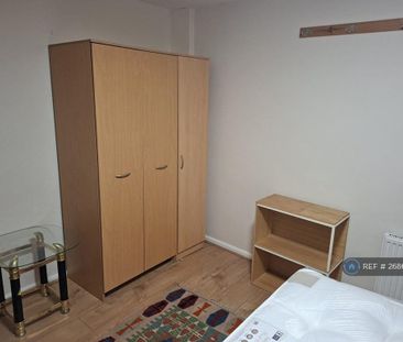 1 bedroom in a flat share to rent - Photo 3