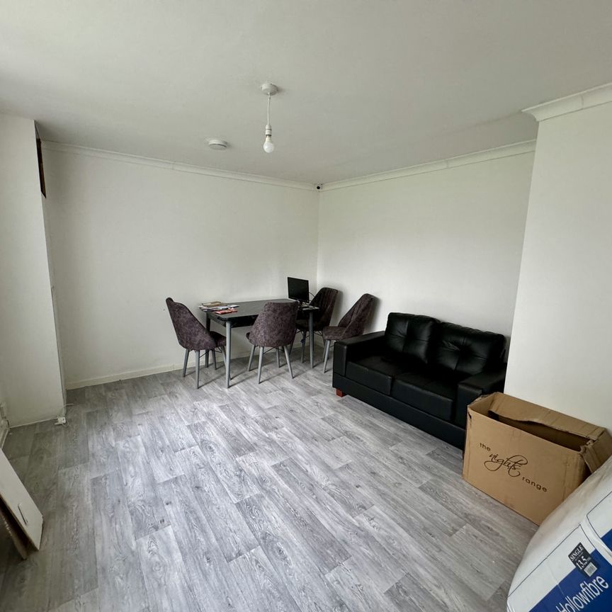 A shared home with good access to local amenities, public transport links and all major routes, INCLUSIVE OF UTILITY BILLS!! 1 en-suite room, only suitable for a single occupancy - Photo 1