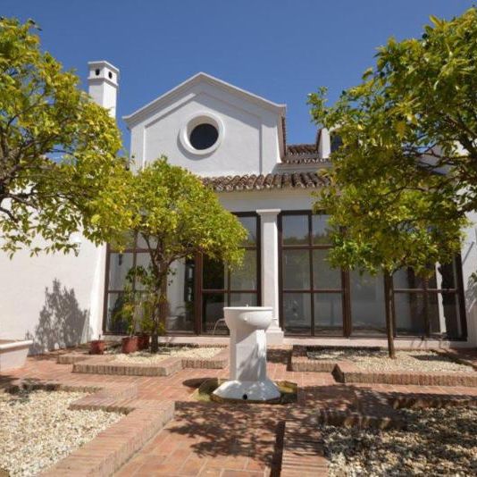 Detached Villa · Guadalmina Baja - Photo 1