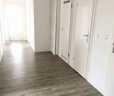 Schicke und großzügige 3-Zimmer-Wohnung mit Einbauküche und 2 Balkone - Foto 2