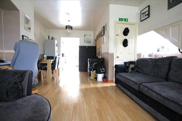 3 bedroom end of terrace house to rent - Photo 1