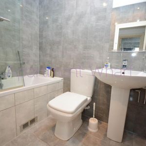 1 bedroom in a flat share to rent - Photo 2