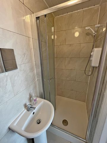 1 bedroom in a flat share to rent - Photo 2