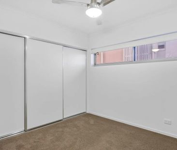 Stylish & Convenient Living in the Heart of Upper Mount Gravatt - Photo 5