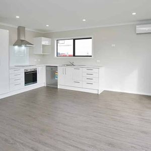 Modern townhouse in Enderley - Photo 2