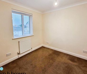 Poplar Close - Photo 3