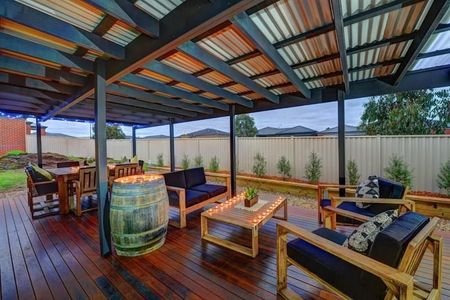 SPACIOUS THREE BEDROOM HOME WITH DECK FOR ENTERTAINING - Photo 5