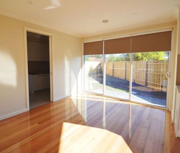 IMPRESSIVE TOWNHOUSE IN MOUNT WAVERLEY SCHOOL ZONE (STSA) - Photo 6