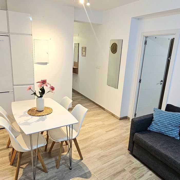 Alquiler de piso en Calle Armengual de la Mota - Photo 1