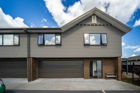 Beautifully Presented Three Bedroom Home - Photo 4