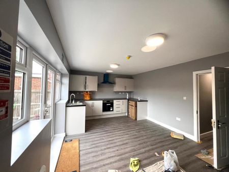 6 bedroom detached house to rent - Photo 5