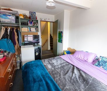 Spacious 4-Bedroom, 2-Bathroom Flat in Prime North East Valley Loca... - Photo 3