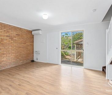 THREE BEDROOMS TOWNHOUSE WITH VINLY FLOOR DOWNSTAIRS AND AIR CONDITION - Photo 4