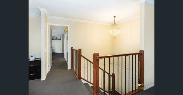 Double Storey Four Bedroom House with 2 living area in quiet neighbourhood & convenient location - Photo 1