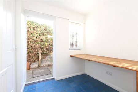 Charming two bedroom cottage set on a sought-after road close to Church Street. - Photo 2