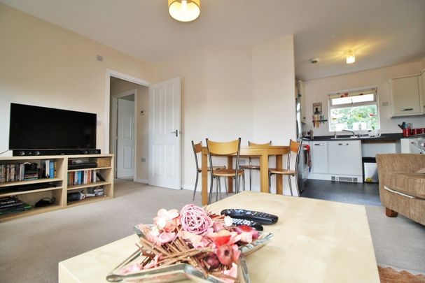 2 bedroom flat to let - Photo 1