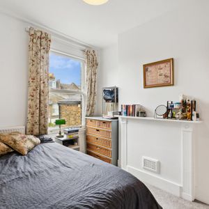 2 bedroom flat in Battersea - Photo 3