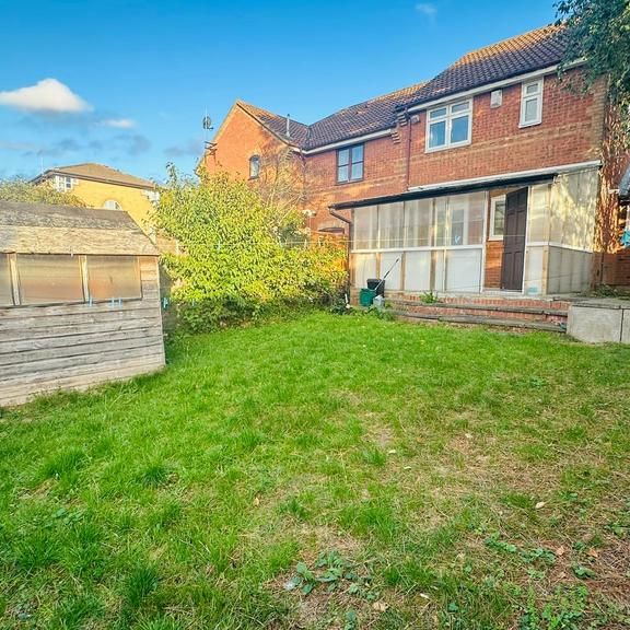 4 bedroom semi-detached house to rent - Photo 1
