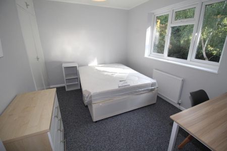 4 bedroom semi-detached house to rent - Photo 4