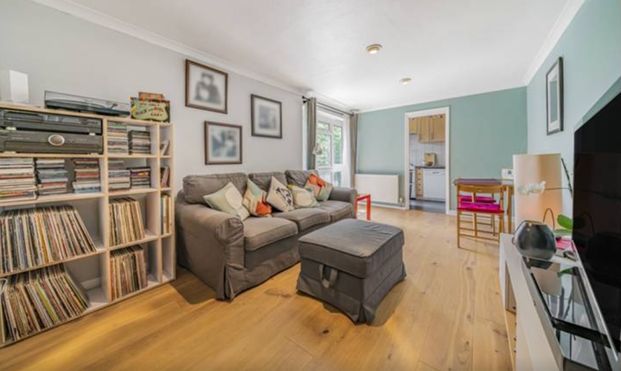 2 Bed Flat, St. Ann's Hill, SW18 - Photo 1