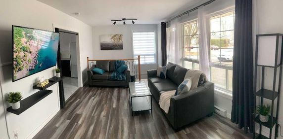 Grand logement sur 2 niveaux meublé à 100% à Ste-Foy disponible 01Août! - Photo 2