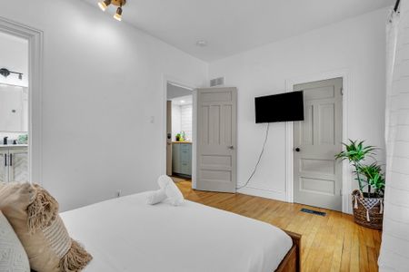 484 Gladstone - Photo 3