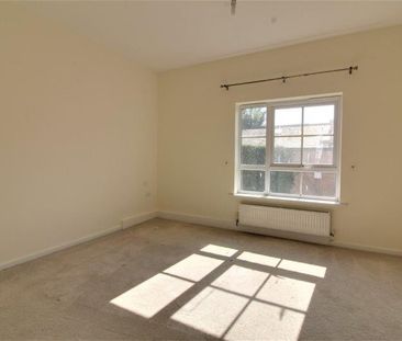 Three Bedroom House To Let in Turret Lane - Photo 3