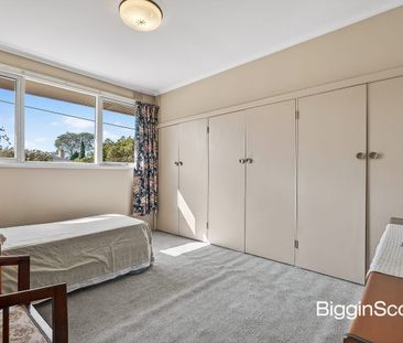 Spacious Family Living in the Heart of Mount Waverley - Photo 3