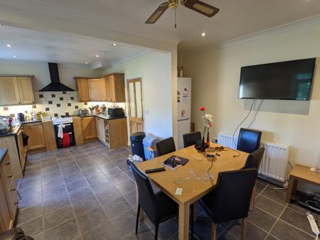 4 bedroom semi-detached house to rent - Photo 4