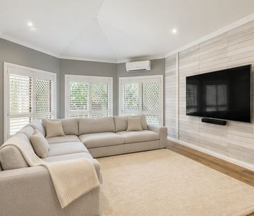 Spacious Furnished 5-Bedroom Family Home with High Ceilings in Fore... - Photo 4