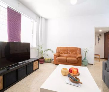 Single Bed in Neat room for rent in 2-bedroom apartment in Tetuán - Photo 3