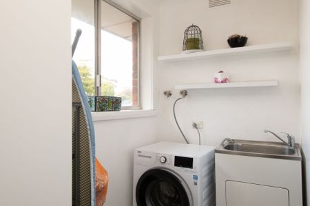 Feel at Home, Living Here! - Photo 2