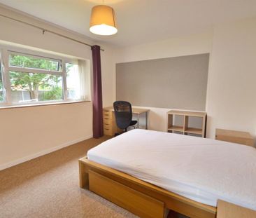 4 bedroom semi-detached house to rent - Photo 3