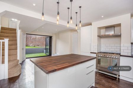 3 bedroom end of terrace house to rent - Photo 5